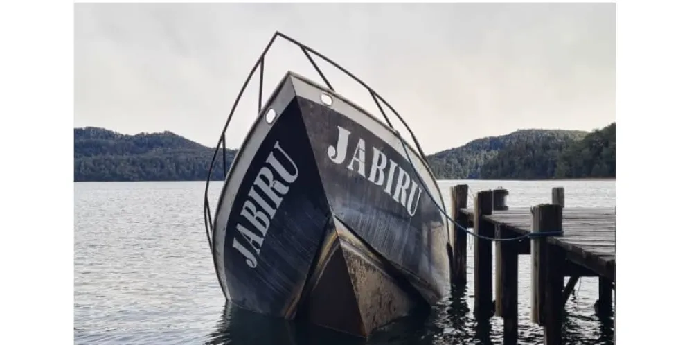 Por el temporal se hundió una embarcación en las aguas del Nahuel Huapi