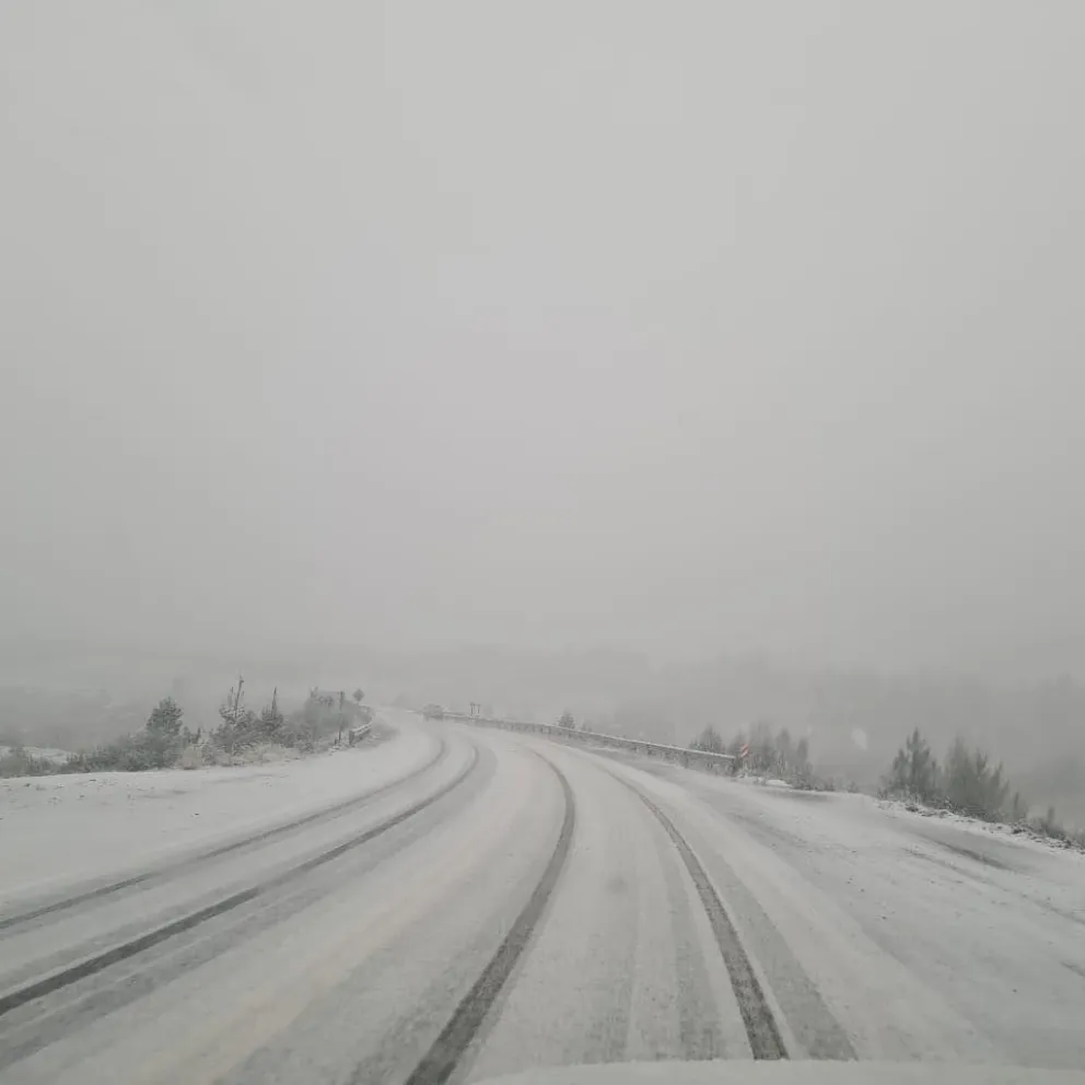 Piden transitar con extrema precaución por presencia de nieve y hielo sobre la calzada