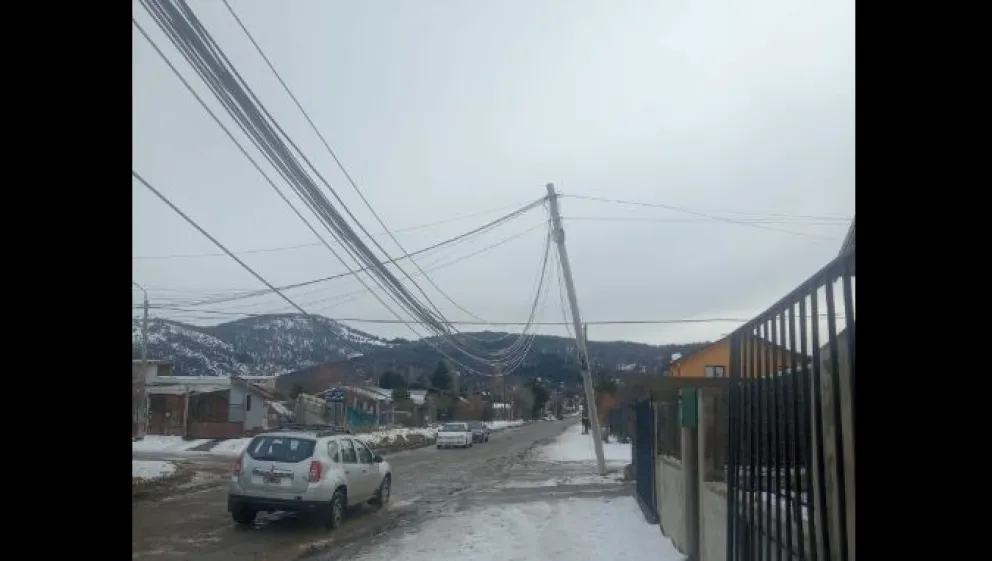 Vecinos preocupados por un poste a punto de desplomarse sobre la vía pública 