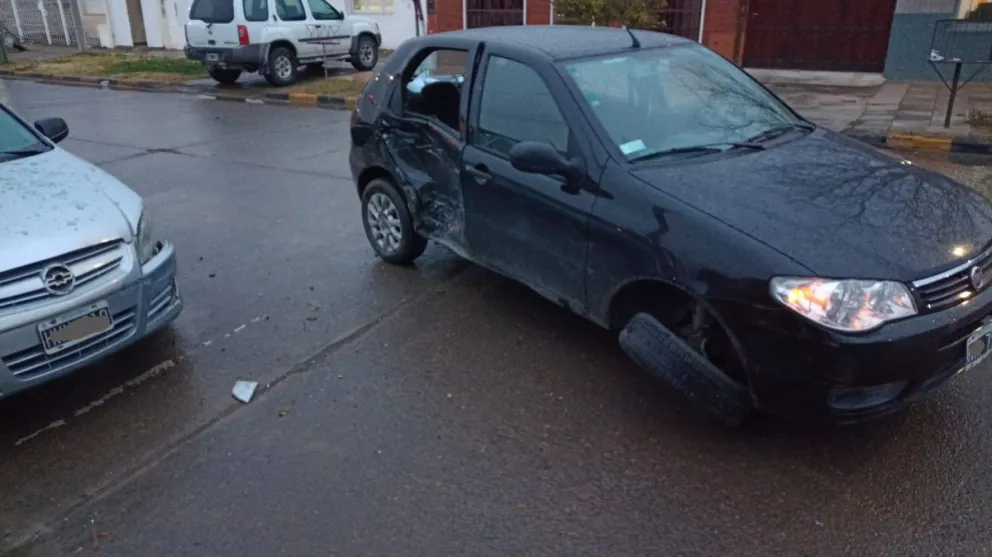 Un Fiat chocó con una camioneta y terminó a los giros: hay un hombre hospitalizado