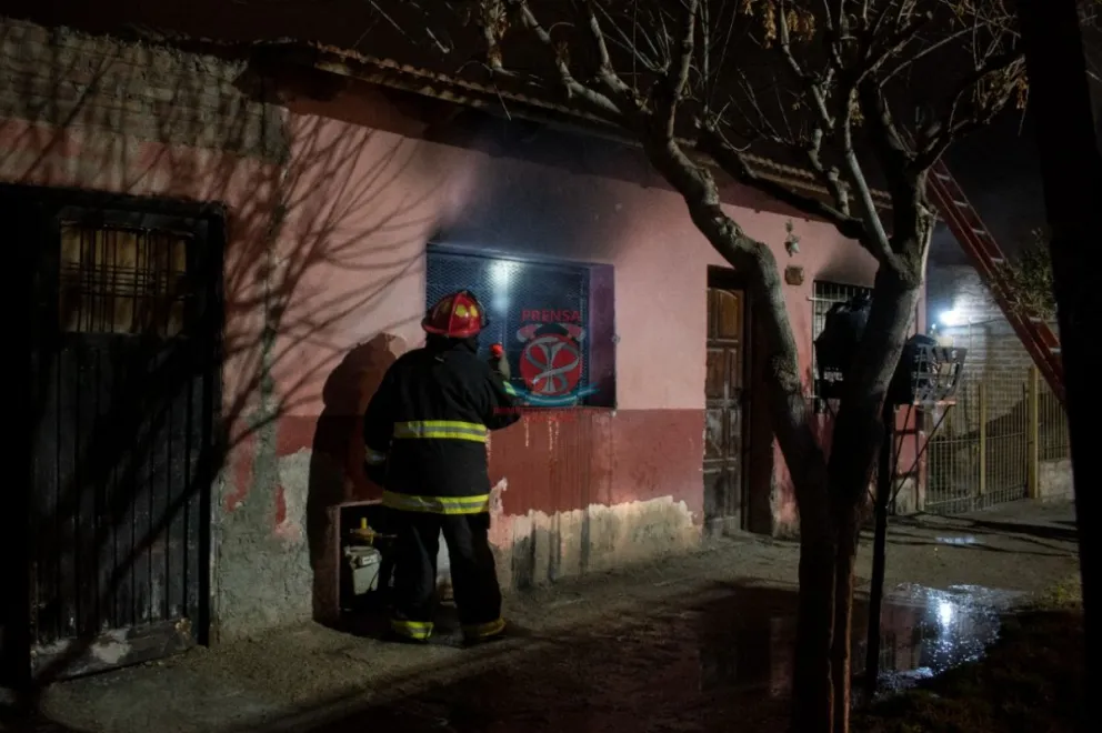 Las llamas se apoderaron de una vivienda en Tiro Federal: una persona fue hopitalizada