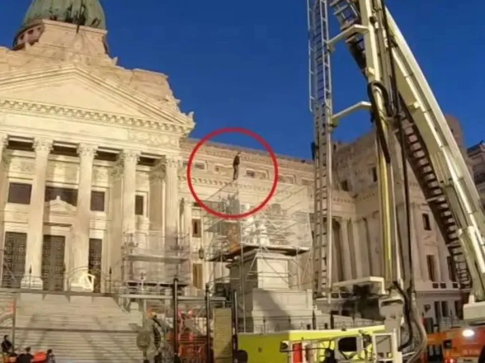 Dramático rescate de un hombre que se trepó por un andamio en la fachada del Congreso