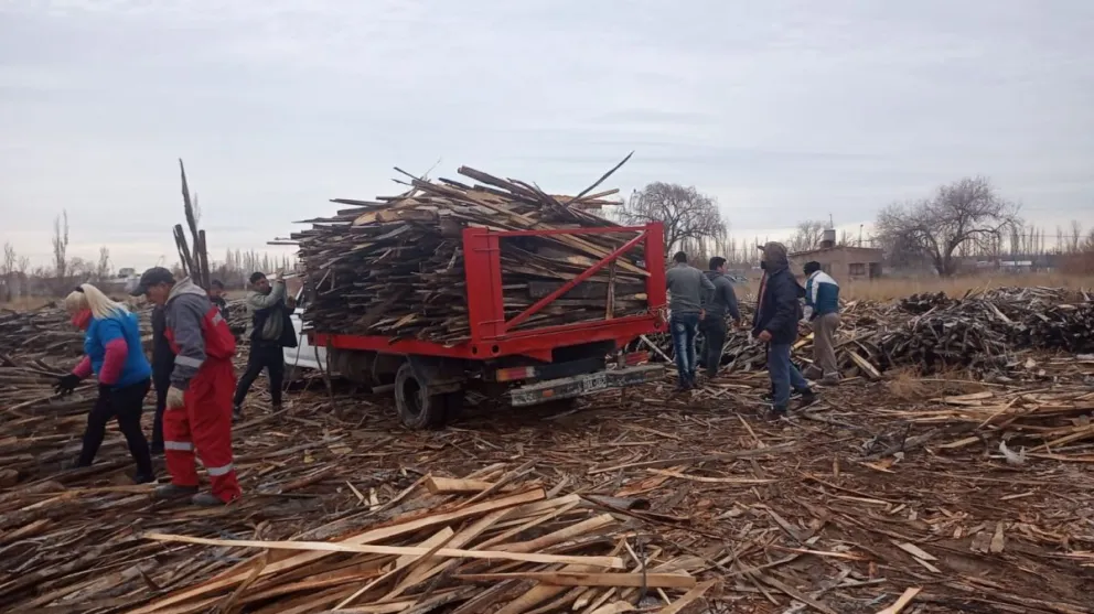 Más de dos camiones de leña se repartieron en los barrios para enfrentar el frío