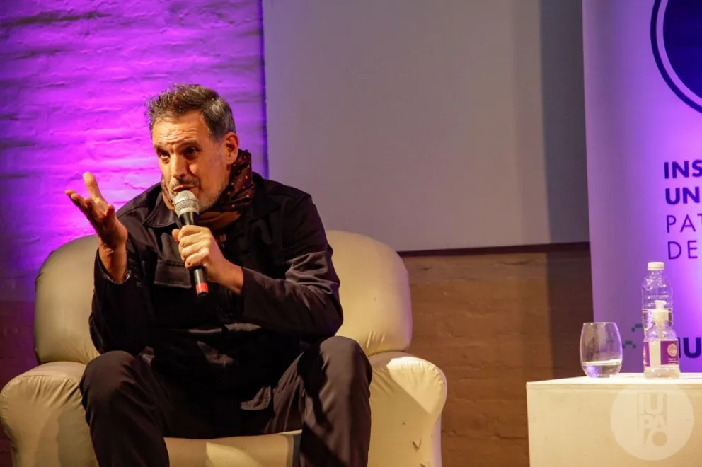 Nacho Gadano presenta nuevamente "Sucesos en el IUPA". 