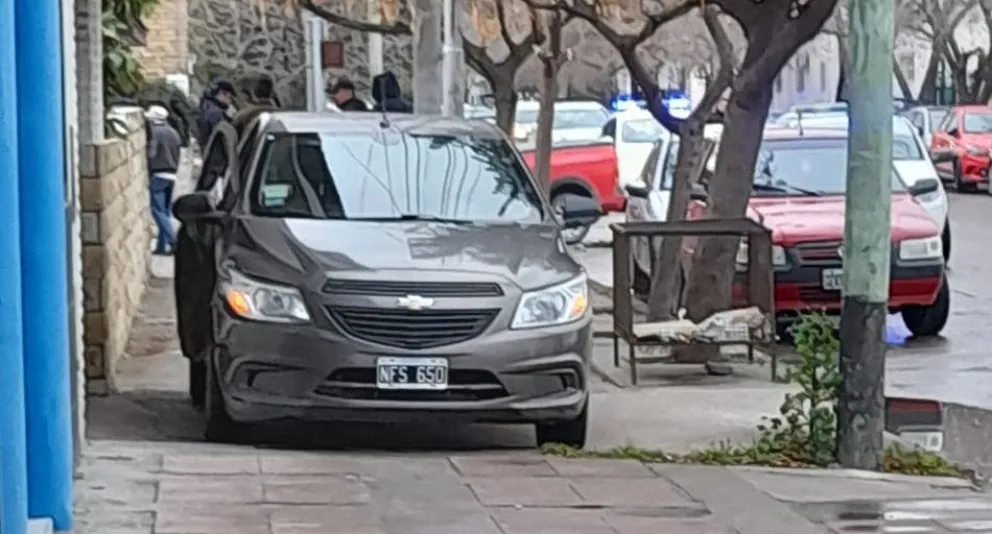 Otro fuerte choque en la ciudad: un auto quedó arriba de una vereda