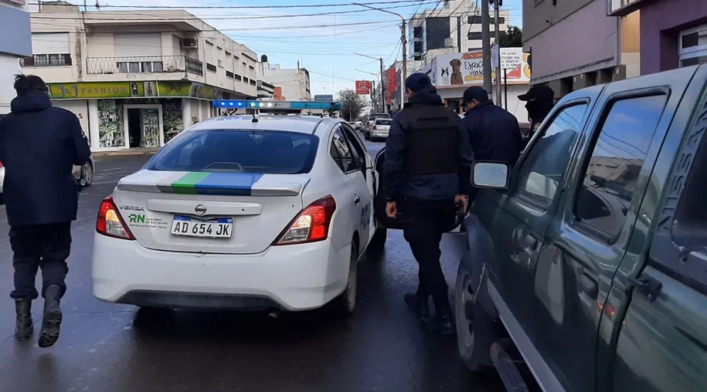 Quiso romper todo en Naldo, le pegó a un empleado y terminó a los empujones con la Policía