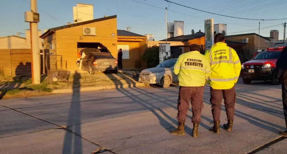 Un auto se metió en el interior de una casa en Patagones: las imágenes de cómo lo vivieron sus propietarios