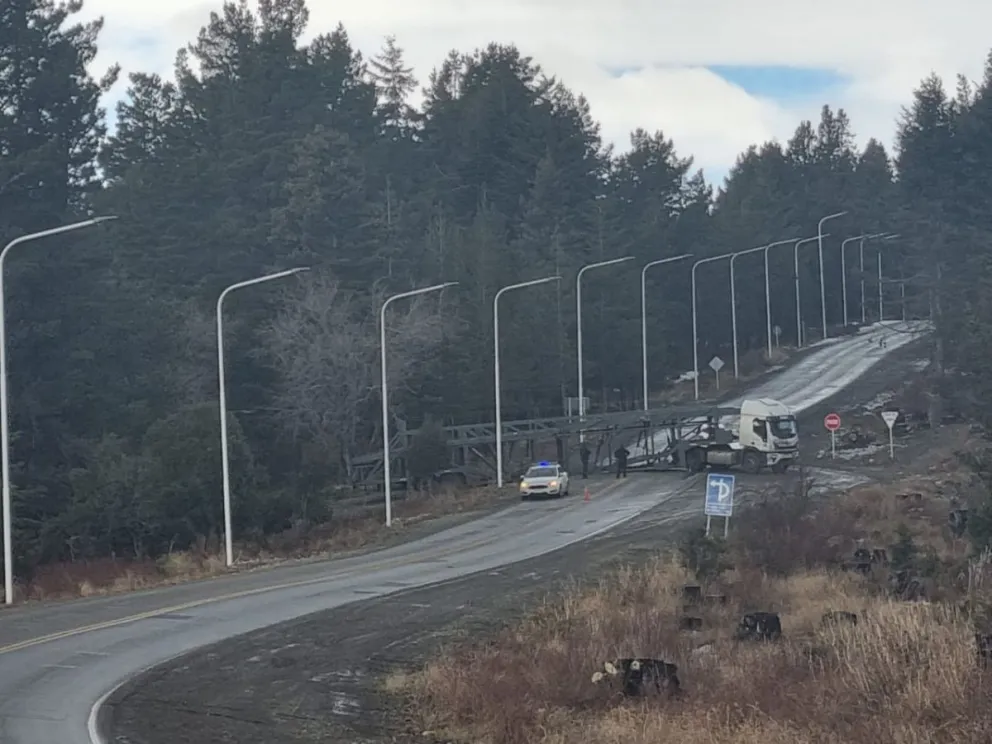Un camión mosquito quedó atravesado en la ruta al aeropuerto