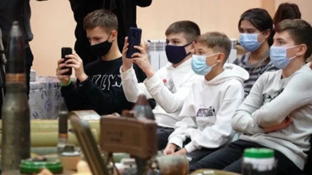 Ucrania: vuelven las clases presenciales bajo medidas de seguridad en Kiev