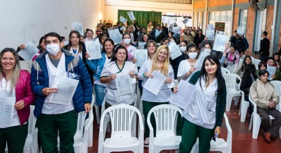 Enfermeros realizaron el juramento hipocrático y recibieron sus anhelados títulos