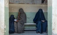 El futuro de las mujeres afganas será más oscuro aún si no hay algún cambio pronto, alerta Bachelet