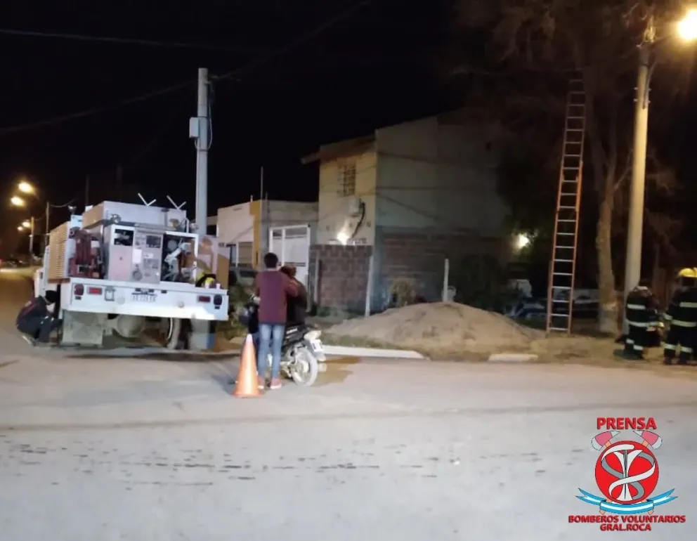 Destacable: vecinos ayudaron a los bomberos que tuvieron un inconveniente mientras realizaban una intervención