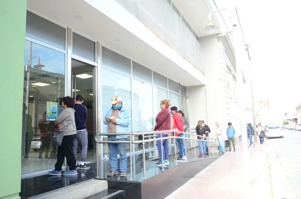 Inesperado hallazgo: vecina devuelve un fajo con 100.000 pesos en el Banco Provincia