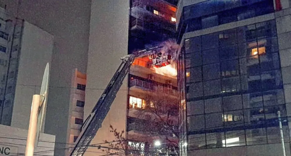 Dos sobrevivientes del incendio en Recoleta declararon que habían dejado enchufado un monopatín