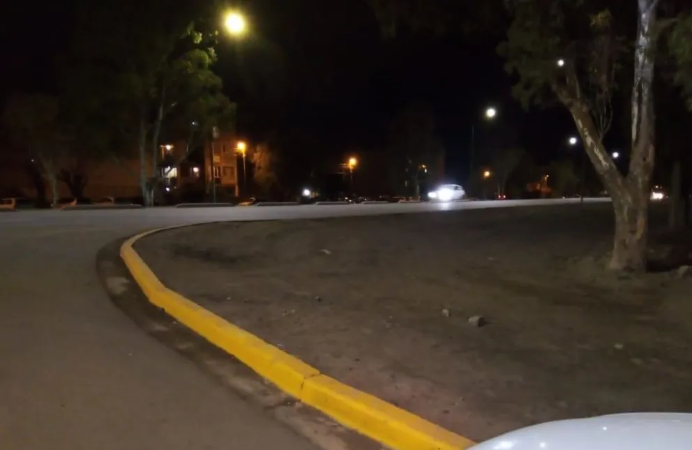 Las bicicletas, un peligro nocturno en la avenida Perón
