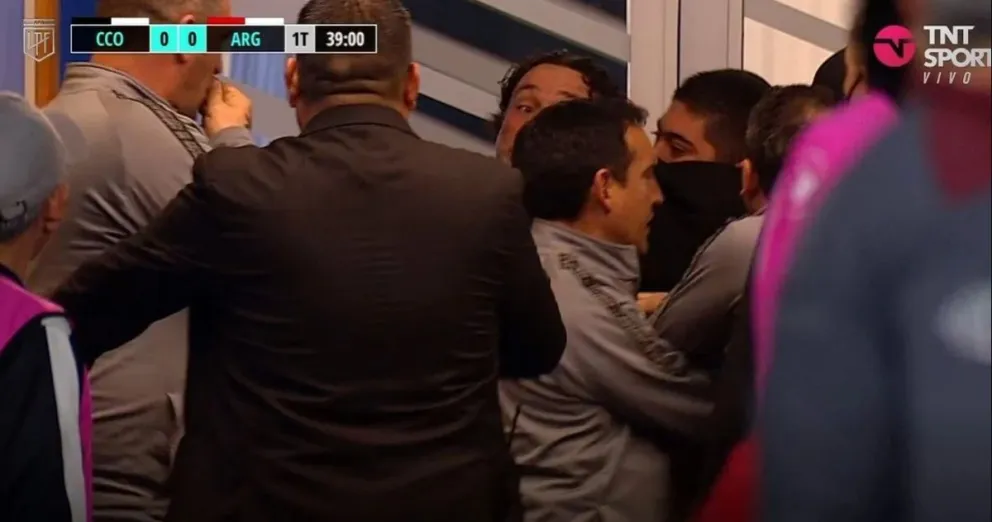 Video: Gabriel Milito se agarró a trompadas con el PF de Central Córdoba