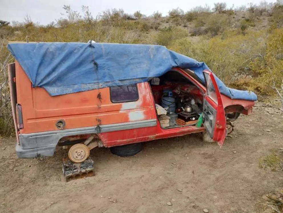Descubren que un policía retirado vive dentro de un auto y en total indigencia