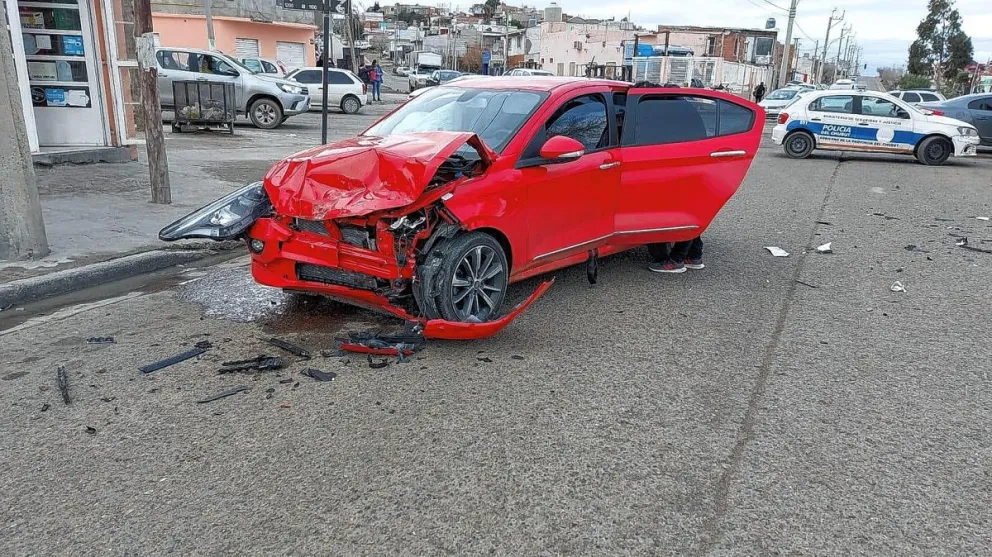 Violento choque con serios destrozos y dos personas derivadas al hospital
