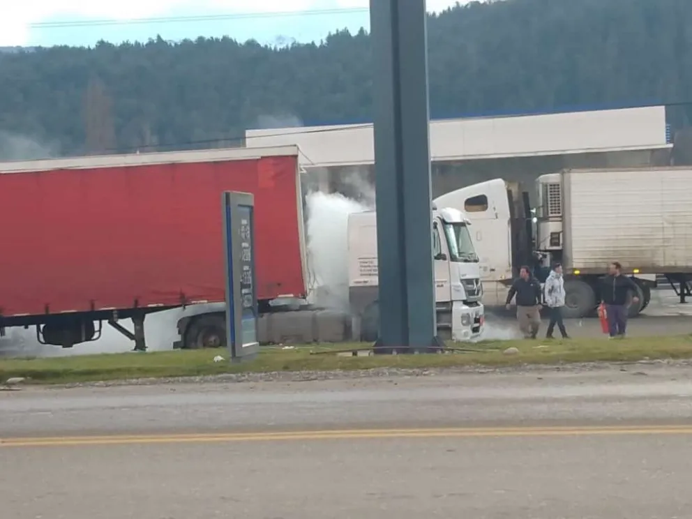 Susto por el principio de incendio de un camión estacionado frente a una estación de servicio