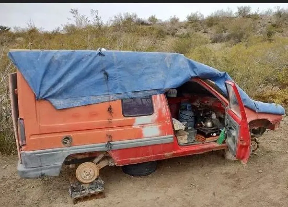Trabajó en la policía, vive en una vieja camioneta y en total indigencia en las bardas
