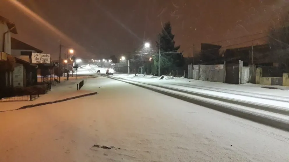 Temprano, algunos barrios de Bariloche amanecieron con nevadas