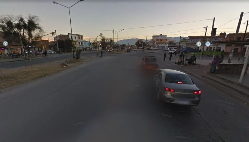 Como si no pasara nada: vehículo iba a toda velocidad y con un salteño colgado