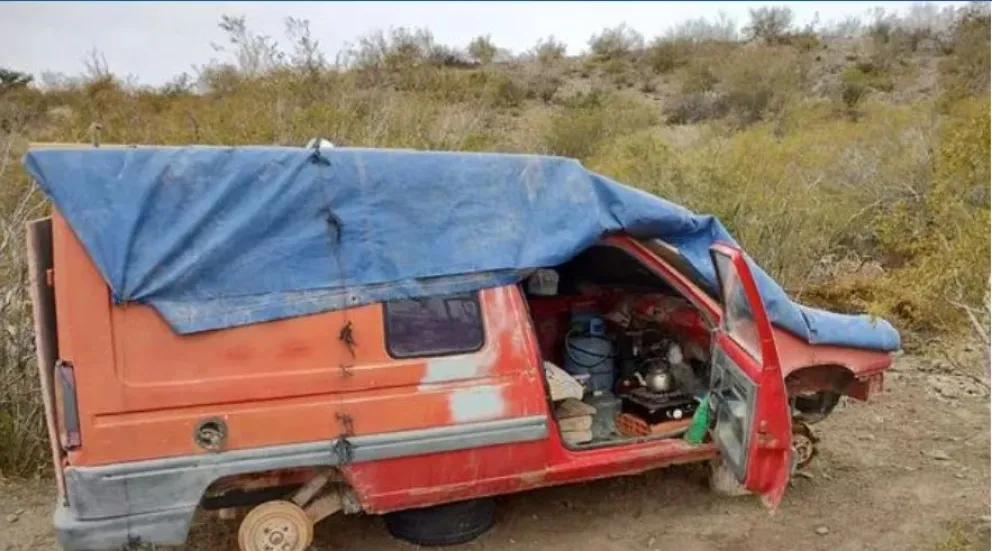 Descubren que un policía retirado vive en un vehículo y en total indigencia 