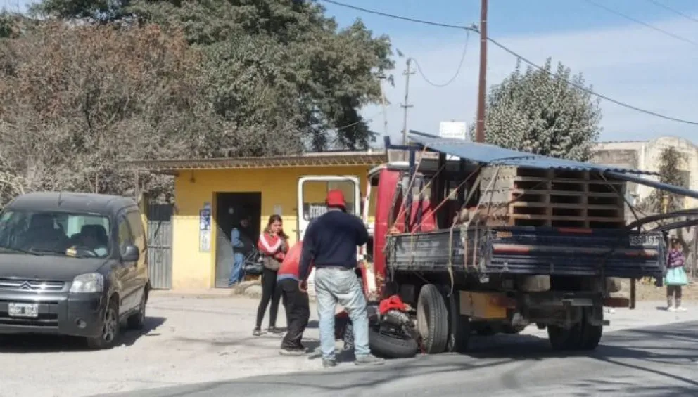 Sábado accidentado: motocicleta quedó debajo de las ruedas de un camión