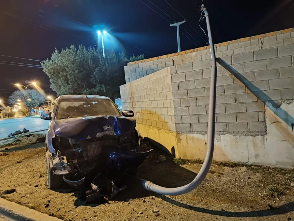 Chocó contra un semáforo y dejó abandonada la camioneta que conducía 