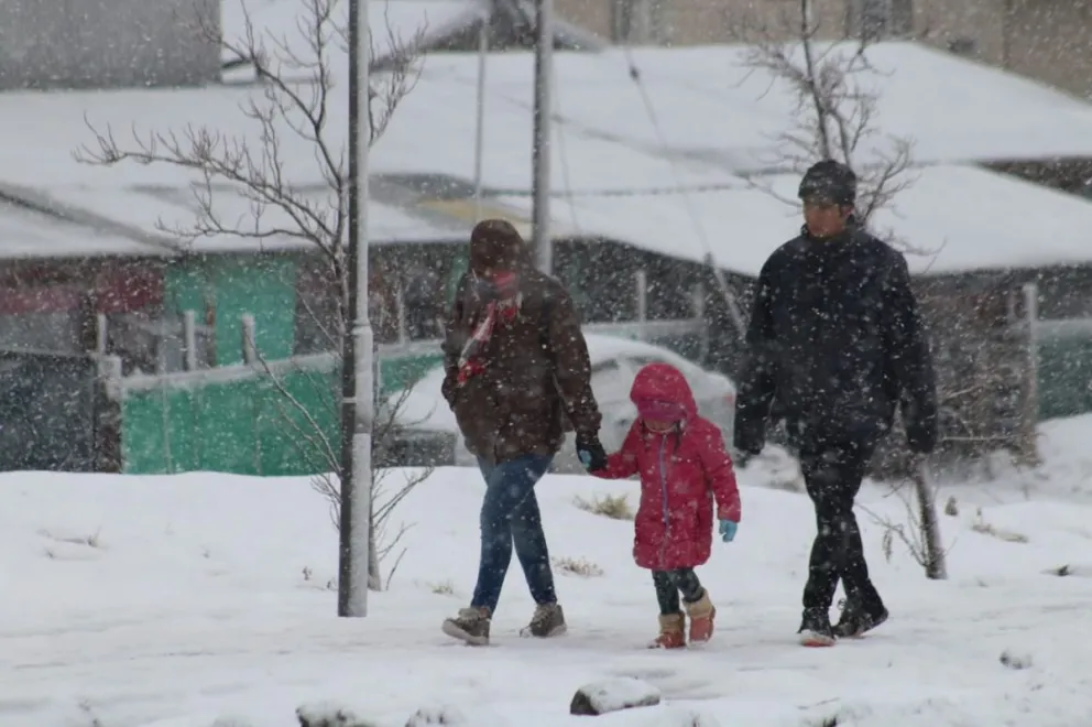 La nieve otra vez cubrió los barrios de Bariloche ¿cómo sigue el finde y la semana? 