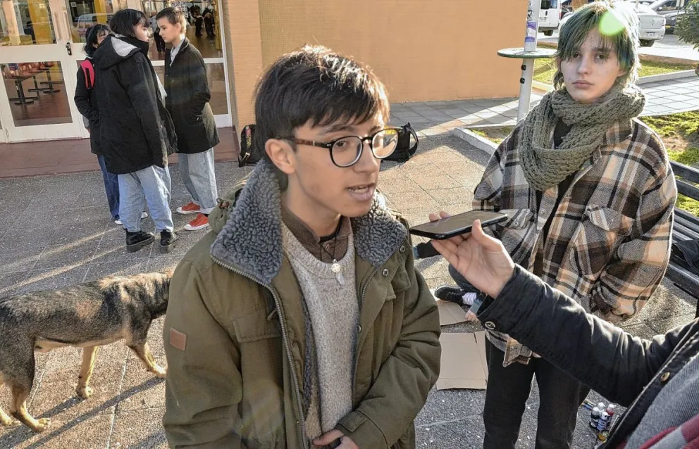 Estudiantes secundarios se concentraron en  la terminal de ómnibus en reclamo por el TEG