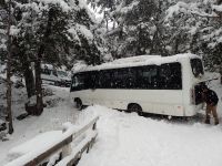Un minibus quedó atascado en el camino a cerro Tronador