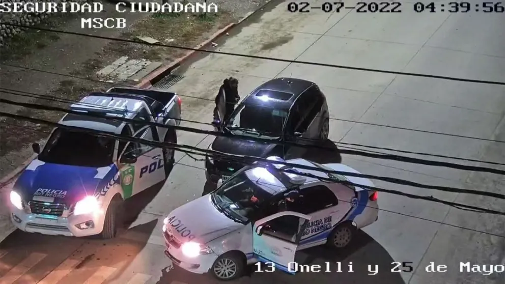 Discutió con su pareja y le tiró el auto encima