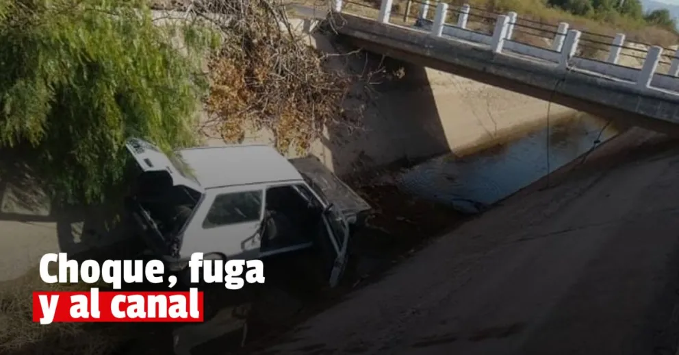 Los chocó un auto y terminaron adentro de un canal