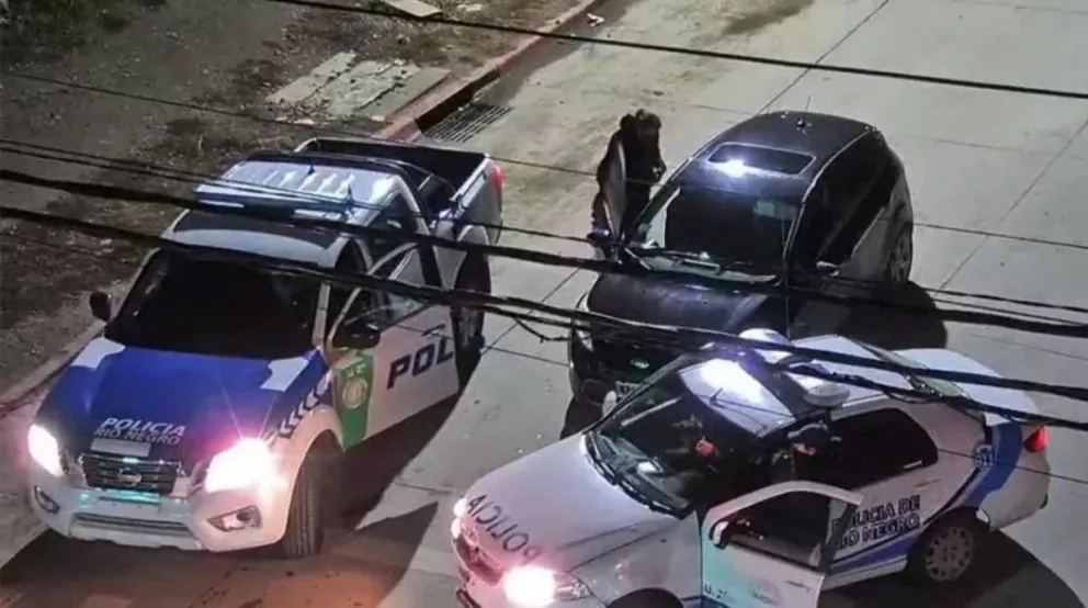Vio a su ex con otra mujer y los pasó por arriba con el auto