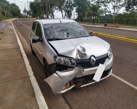 Manejaba en contramano y chocó con un automóvil en la costanera de Iguazú