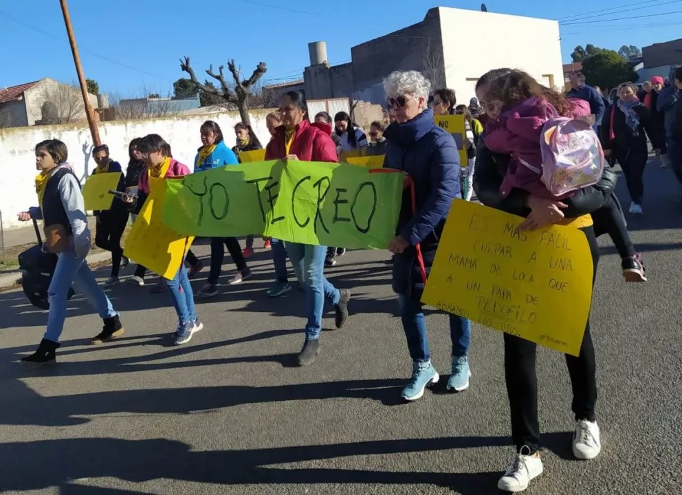 La comunidad marchó en reclamo de justicia por un caso de abuso sexual contra una menor