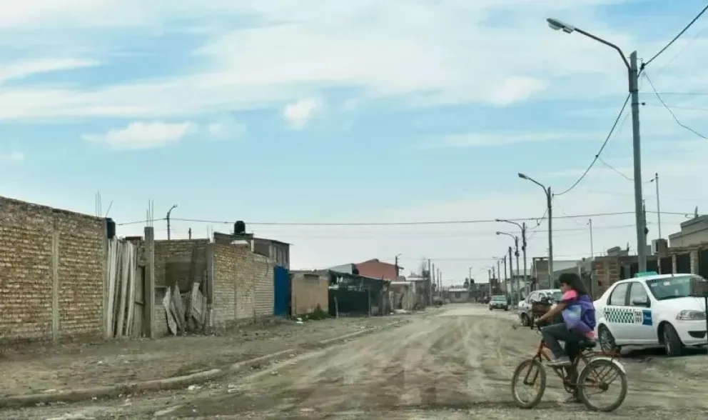 Un violento que estaba prófugo fue detenido cuando lo encontraron en la vereda de la casa