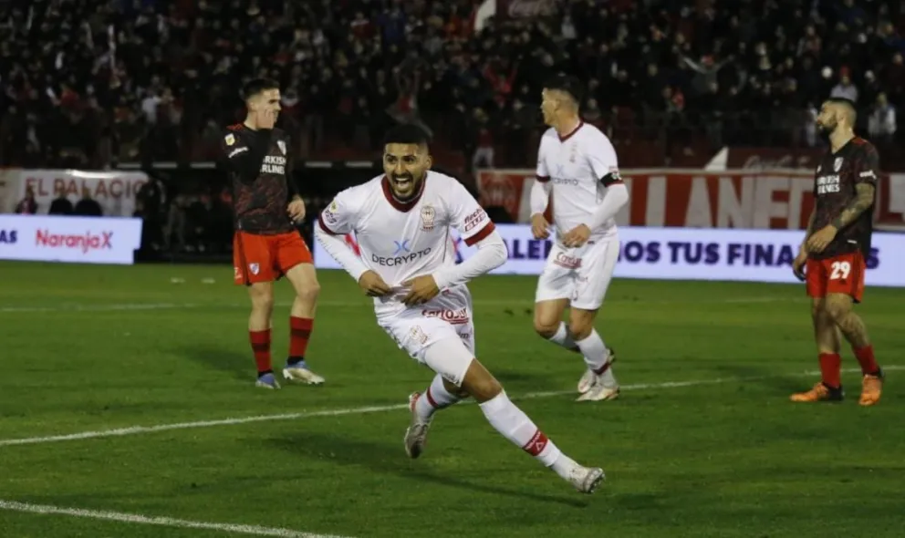 Huracán aprovechó la dormida de River y le ganó en Parque Patricios