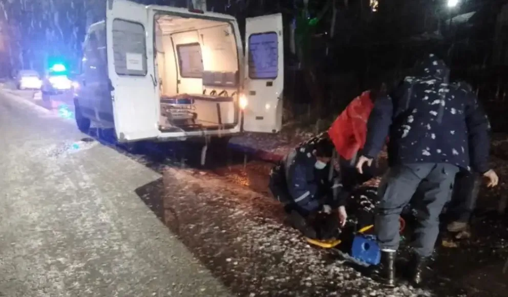 Un conductor atropelló a un ciclista y se dio a la fuga dejándolo tirado en la nieve 