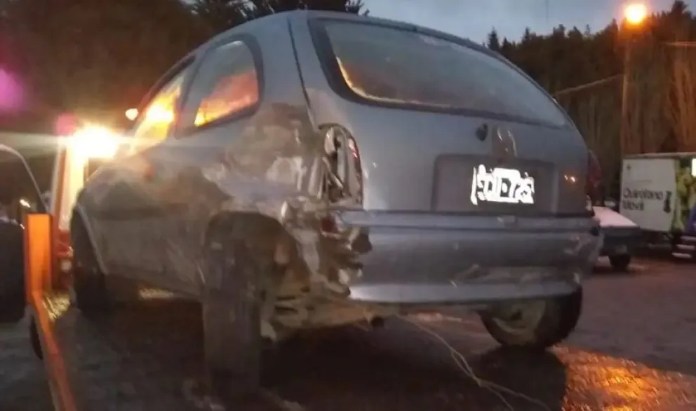 Alcoholizado atropelló a una policía, se fugó chocando otros autos y terminó volcando