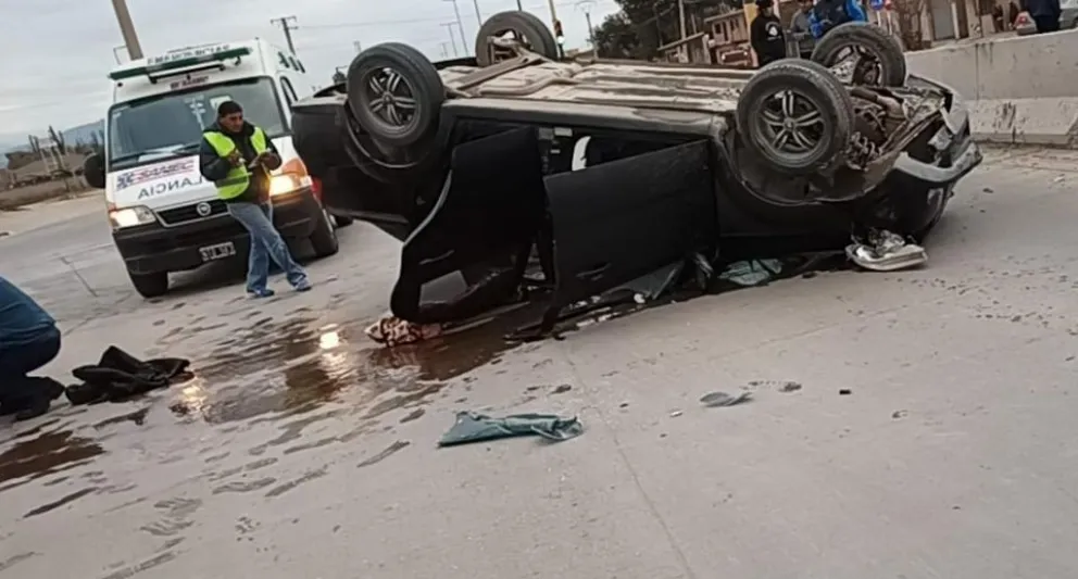 Accidente: vehículo quedó boca arriba y casi se prende fuego