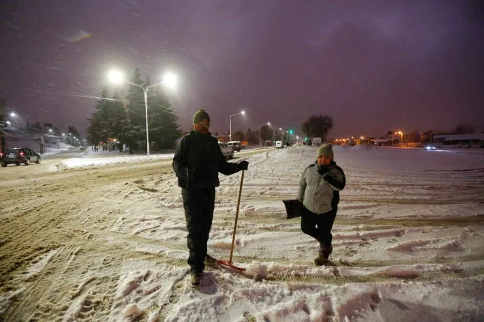 Se largó la nieve y salieron con su pareja a limpiar veredas para generar un ingreso