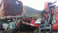 Desastre de grandes proporciones: brutal choque entre dos camiones