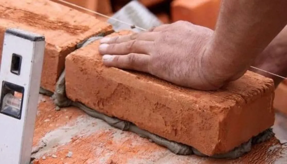 La industria cayó 21,2% en marzo y la construcción retrocedió 42,2%