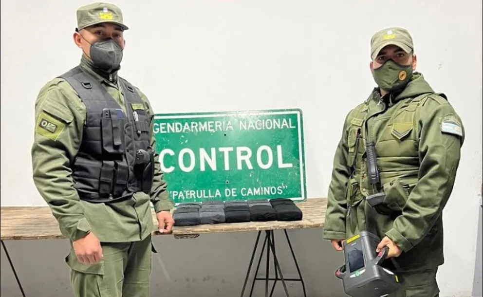 Golpe al narcotráfico: un ómnibus transportaba droga en un lugar insólito