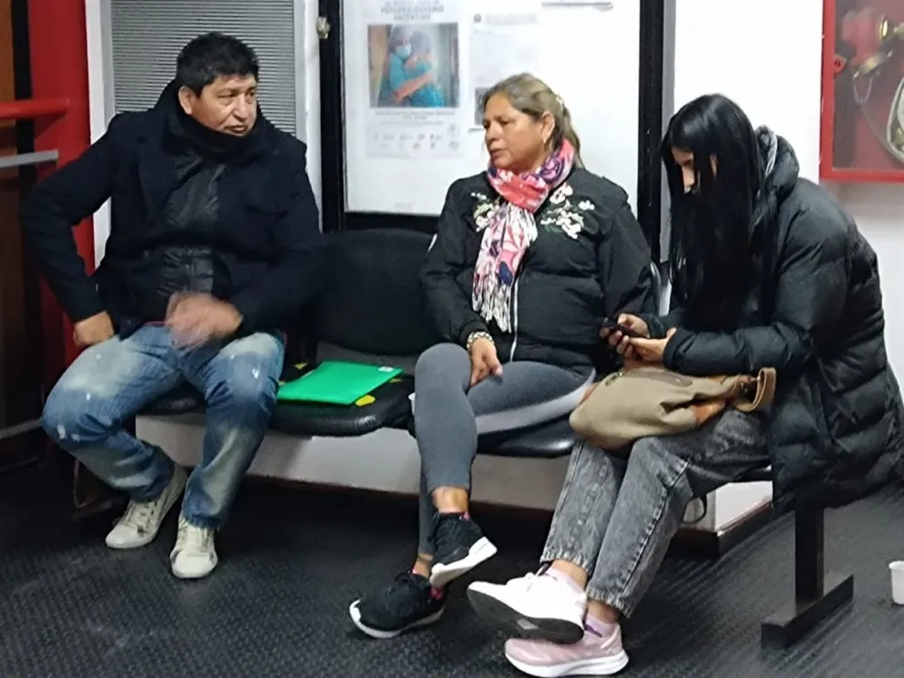 Una mujer se encadenó en el Poder Judicial porque pide que traigan a su hijo preso a Viedma