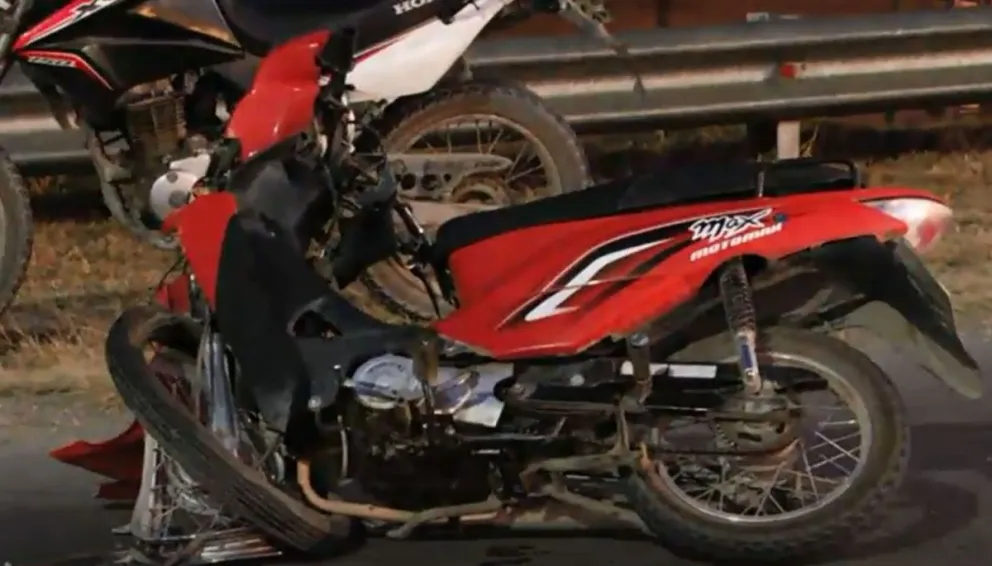 Brutal accidente: motociclista chocó de frente contra una retroexcavadora