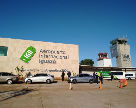 Posadas-Iguazú: implementan un servicio de combis para trasladar a turistas de aeropuerto a aeropuerto