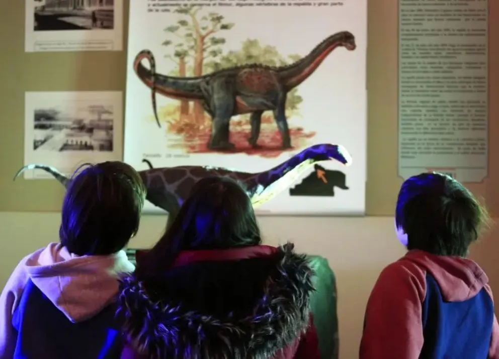 Se quedan una semana más los "dinos" en la Plaza Seca de Viedma